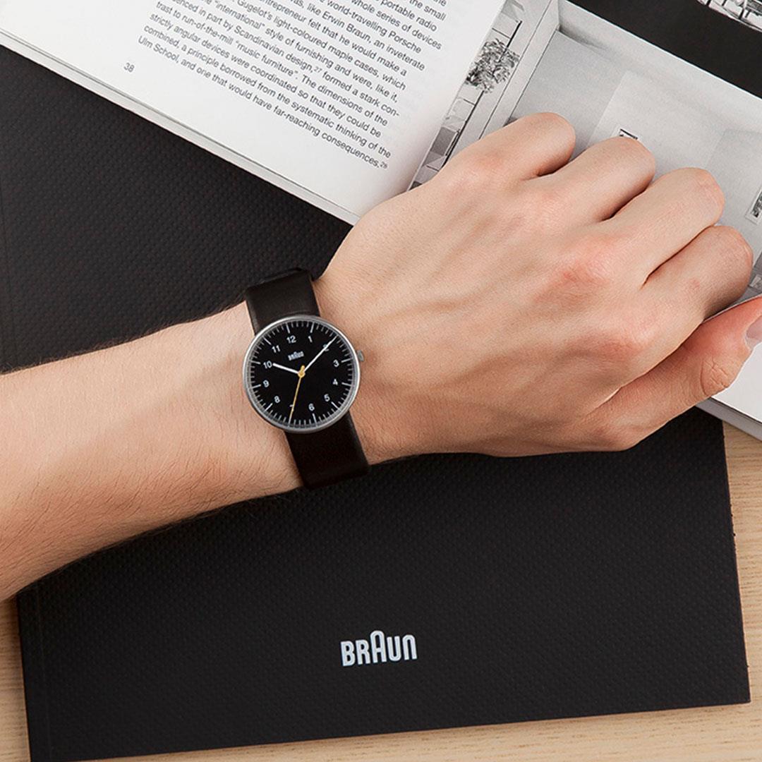 Braun Orologio al quarzo analogico a 2 lancette, Quadrante Nero, Cinturino in Pelle Nera con Cinturino aggiuntivo in Gomma Siliconica Blu, 38mm, modello BN0281BKBLG